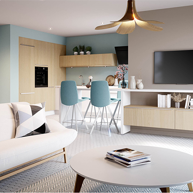 Cuisine moderne avec îlot central, chaises bleues, meubles en bois clair, et décoration sobre. Télévision murale et table basse blanche avec magazines.