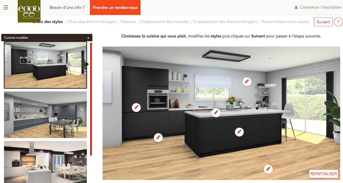Cuisine moderne avec îlot central noir, plan de travail clair, étagères blanches, et grandes baies vitrées donnant sur un jardin.