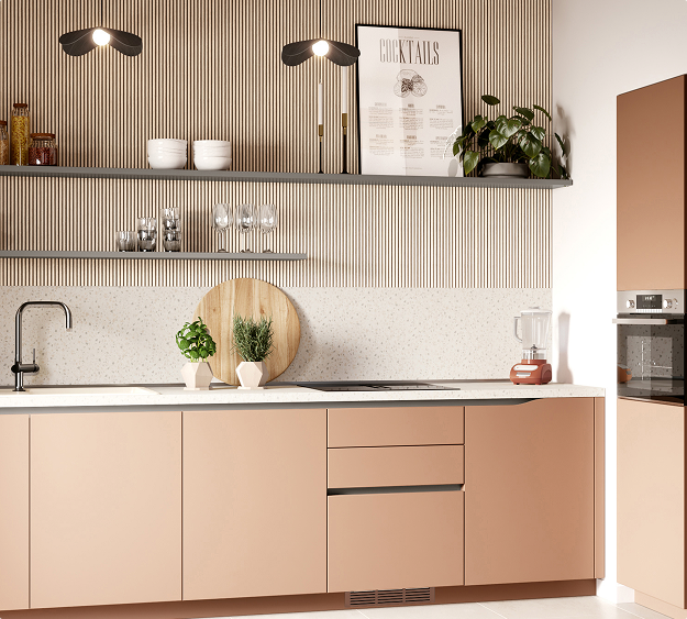 Cuisine moderne avec placards beige, étagères noires, et accessoires de cuisine, plantes vertes et planche en bois sur le comptoir blanc.