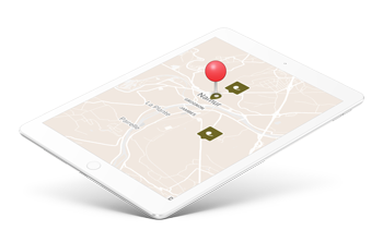 Une tablette blanche affiche une carte avec un marqueur rouge localisant Namur, accompagnée de deux icônes de localisation.